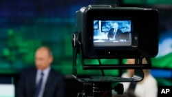Ruski predsednik Vladimir Putin u novom sedištu televizijskog kanala Russia Today (Rusija danas) u Moskvi, Rusija, juni 2013.
