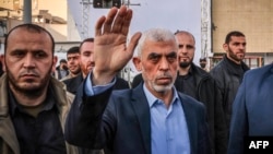 Yahia al-Sinwar (în centru), într-o imagine de arhivă, din 14 aprilie 2023, în Gaza City.