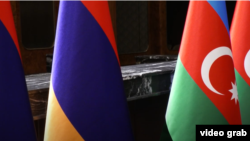 Steaguri armenești (stânga) și azere la o întâlnire diplomatică în Turcia, în 2024.