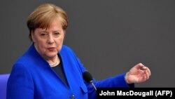 «На сьогоднішній день, враховуючи загальну ситуацію з пандемією, вона не може погодитися на свою особисту участь, на подорож до Вашингтона», – заявив речник німецького уряду