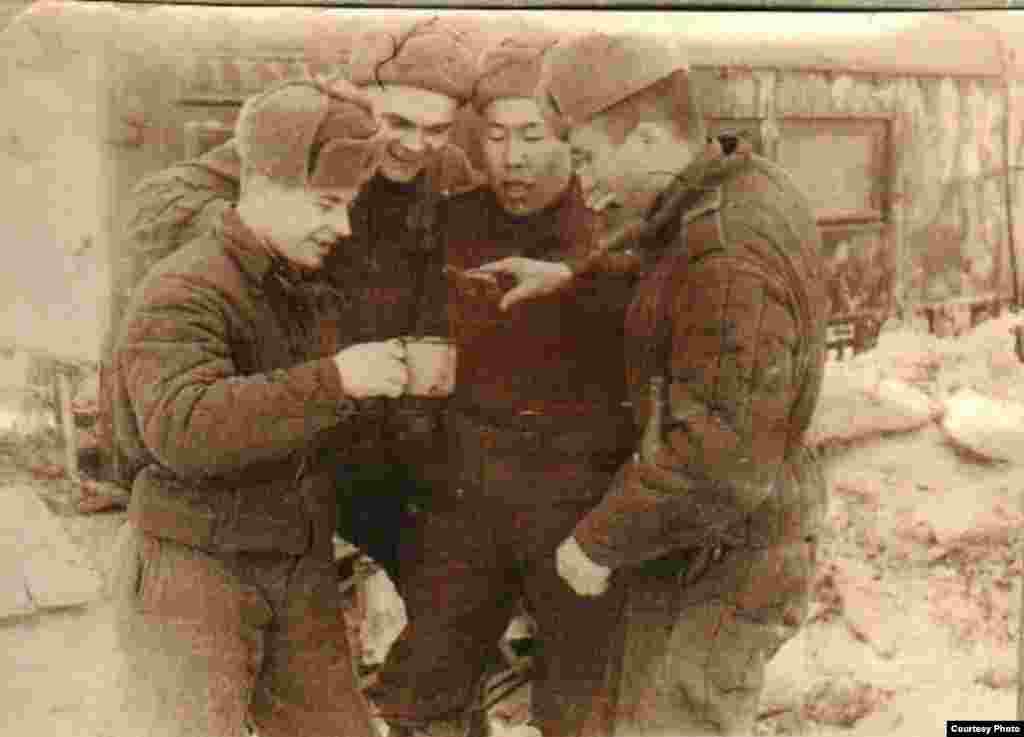 Маткерим Рахманбердиев (оңдон экинчи) 1943-жылы 5-апрелде Орел, 1943-жылы 25-сентябрда Смоленск (Орусия), 1944-жылы 24-июлда Витебск (Беларус), 1944-жылы 8-октябрда Шаулей (Литва) шаарларын, 1944-жылы 23-октябрда Чыгыш Пруссияны, 1945-жылы 9-апрелде Кёнигсберг калаасын бошоткондугу үчүн бир катар орден-медалдар менен сыйланган. Согуштан кийин да бир катар сыйлыктарды алган. Маселен, 1946-жылы 7-июлда Германияны бошоткондугу үчүн, 1985-жылы Улуу Ата Мекендик согуштун экинчи даражадагы орденин алган. Бардыгы болуп 14 орден-медал менен сыйланган экен. 