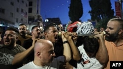 Bărbați palestinieni poartă trupul neînsuflețit al lui Mutaz Khaled Sadiq Nabulsi, de 28 de ani, la câteva ore după un raid israelian asupra taberei de refugiați Balata, din orașul Nablus din Cisiordania ocupată, la 3 iunie 2024.