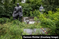 Полиске, Украйна. Простичко посвещение на този обрасъл мемориал гласи: "1941-1945. Помним."