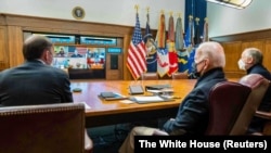 Președintele american, Joe Biden, în timpul întâlnirii cu echipa de securitate națională la Camp David, în Maryland, SUA, 22 ianuarie 2022.