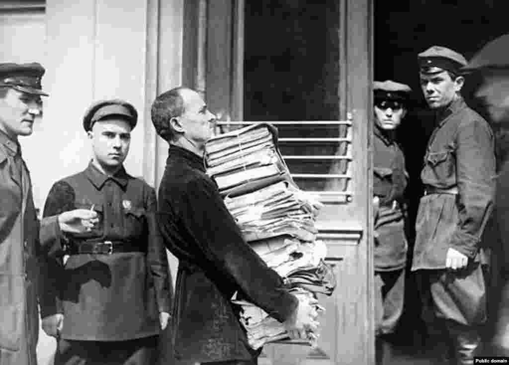 Сотрудник суда несет документы, относящиеся к процессу о вредителях в угольной промышленности («Шахтинское дело») на заседание РГАКФД. Арх. № 2-53820
