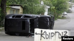 A makeshift sign in Osh reads "Kyrgyz zone."