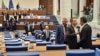 Хаосът в парламента се излъчваше на живо по партийната телевизия на ИТН "7/8" и депутатът Станислав Балабанов дори реши да се изявява в ролята на репортер. На този кадър Балабанов задава въпроси на Даниел Лорер от ПП-ДБ, след което директно агитира хората да гласуват за ИТН.