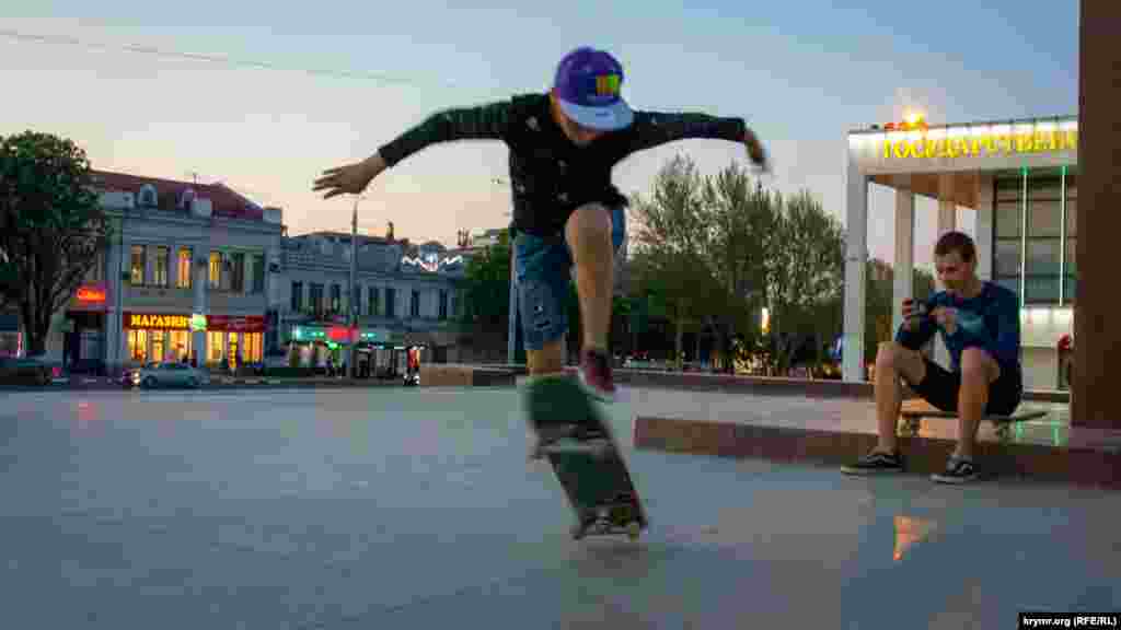 Вечером площадь Ленина – место катания скейтеров