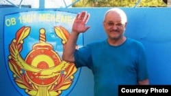 Правозащитник Александр Харламов у ворот следственной тюрьмы после своего освобождения. Усть-Каменогорск, 4 сентября 2013 года. Фото из личного архива Харламова.