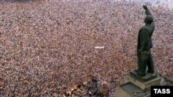Mulțimea adunată la Baku la chemarea Frontului Popular Azer în septembrie 1989