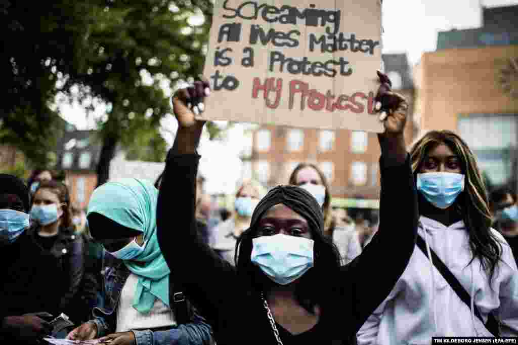 Протестувальники під час демонстрації Black Lives Matter проти расизму в Оденсі, Данія, 10 червня 2020 року. Black Lives Matter – міжнародний рух активістів, які виступають проти насильства до чорношкірого населення. Протести розпочалися внаслідок вбивства Джорджа Флойда, неозброєного чорношкірого чоловіка, який загинув після того, як поліцейський тиснув коліном на його горло в Міннеаполісі у США
