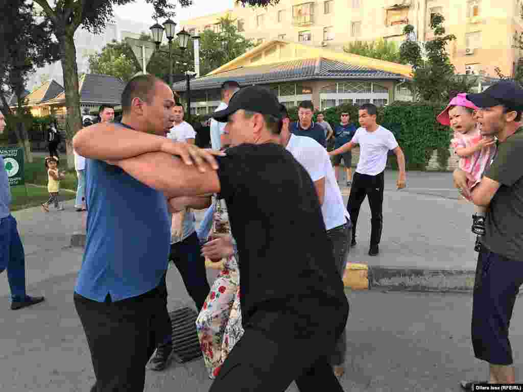 В Шымкенте в задержаниях участвовали люди в гражданской одежде. 