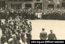 Львів'яни в очікуванні проголошення Акту відновлення Української Держави. Львів, 30 червня 1941 року