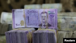 Курсът на сирийската лира на черния пазар е паднал пет пъти от началото на годината, подсилвайки икономическата криза в страната