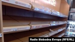 Празни рафтови во маркет во Битола