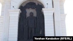 Барельеф Нурсултана Назарбаева в композиции монумента «Казах ели» в центре Астаны. Бронзовый барельеф называется: «Первый Президент и народ Казахстана». Назарбаев изображен в момент его присяги, его рука лежит на Конституции страны. Астана, 4 июня 2015 года.