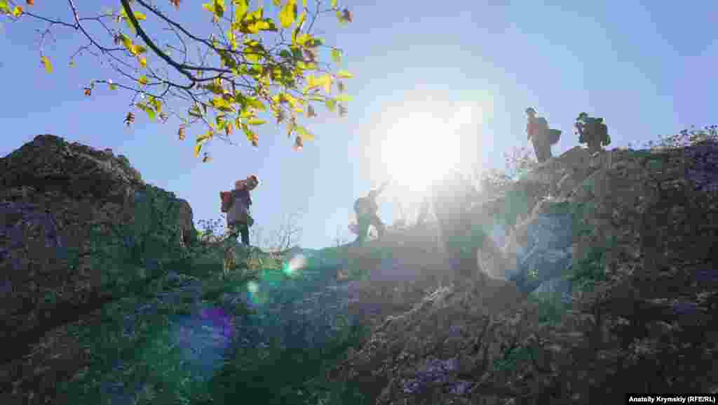 Главную гряду Крымских гор в разных направлениях пересекают немало туристических маршрутов. Несколько из них проходят в районе хребта Чалки (с тюрского – спина)