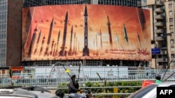 نگاره‌ای در میدان ولی‌عصر تهران در استقبال از حملات موشکی و پهپادی ایران به اسرائیل