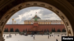 Potrivit agențiilor de presă, biletele de avion din Moscova cu destinația Tbilisi (Georgia) sau Istanbul (Turcia) s-au epuizat pentru săptămâna asta. Miercuri după amiază, singurele zboruri valabile de săptămâna viitoare pe site-ul companiei Aeroflot erau doar către Istanbul.