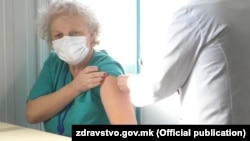 Првата вакцина против ковид-19 ја прими д-р прим. Добринка Наунова Јовановска од Клиниката за Инфективни болести.