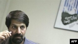 عماد الدین باقی روز ۲۲ مهرماه ۱۳۸۶ بازداشت شد.