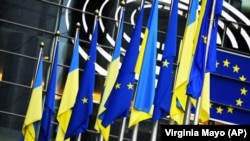 Знамето на ЕУ и на Украина