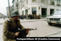 Un soldat român luptă alături de protestatarii antiguvernamentali în centrul Timișoarei în decembrie 1989.