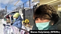 Алматыдағы Қытай консулдығы алдында тұрған адамдар. 26 ақпан, 2021 жыл.