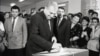 საილუსტრაციო ფოტო. ზვიად გამსახურდია საარჩევნო ყუთთან. 1991 წლის 26 მაისი