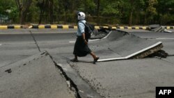 O șosea din al treilea oraș al Myanmarului, Naypyidaw, avariată de cutremur.