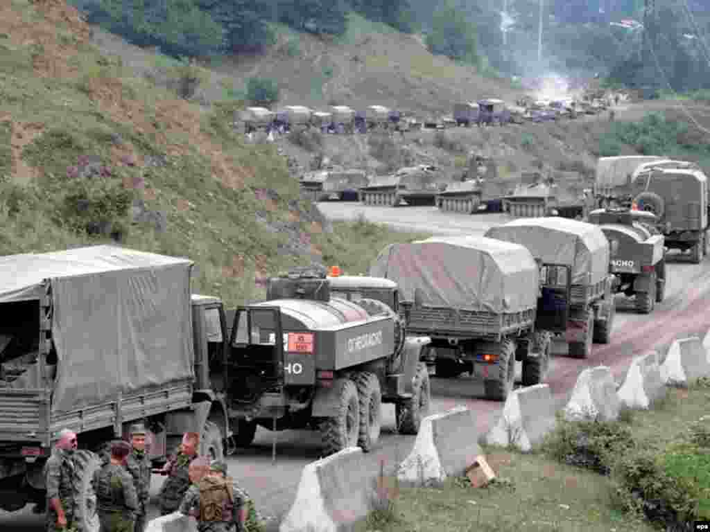 Російські віська неподалік від Цхінвалі, 10 серпня - Caption: epa01438877 Russian troops move on the road to Tskhinvali, the capital of South Ossetia, Georgia 10 August 2008. Russia has confirmed receiving Sunday a note from Georgia, in which the latter announced an immediate unilateral ceasefire in the conflict over South Ossetia. After three days of fighting between Georgian and Russian troops in the breakaway region of South Ossetia Russian troops were in control of the capital Tskhinvali