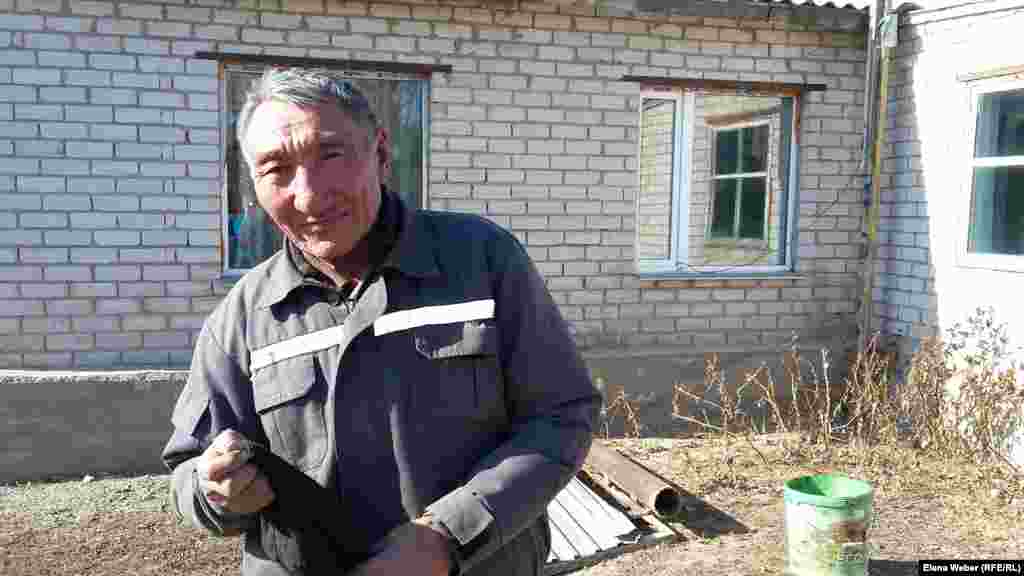 Житель села Садовое Ислам Абип обрадовался, что в село приехал журналист. Мужчина сказал, что проблем в селе много и их нужно освещать в прессе. 