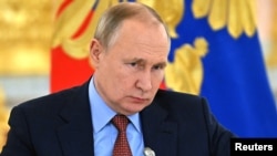 Vladimir Putin e vineri la Beijing. Rusia și China își coordonează mișcările și mesajele către Occident. (Imagine din 3 februarie 2002, Moscova)