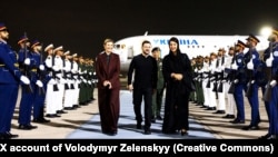 Украинскиот претседател Володимир Зеленски и сопругата Олена (лево) пристигнуваат во Абу Даби