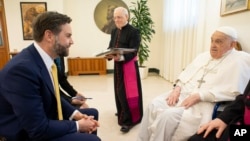 Papa Francisc, primindu-l pe vicepreședintele american, JD Vance, la Vatican, în duminica Paștelui, 20 aprilie 2025