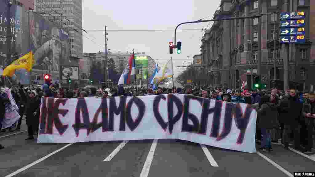Tokom protestne šetnje okupljeni su uzvikivali parole „Nećemo migrante“, „Srbija Srbima“, „Migrantima ograda, građanima sloboda“
