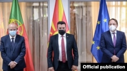 Премиерот Зоран Заев се сретна со португалскиот министер за надворешни работи Аугусто Сантош Силва (Л) и еврокомесарот за проширување Оливер Вархеји (Д) во Скопје на 21 мај 2021