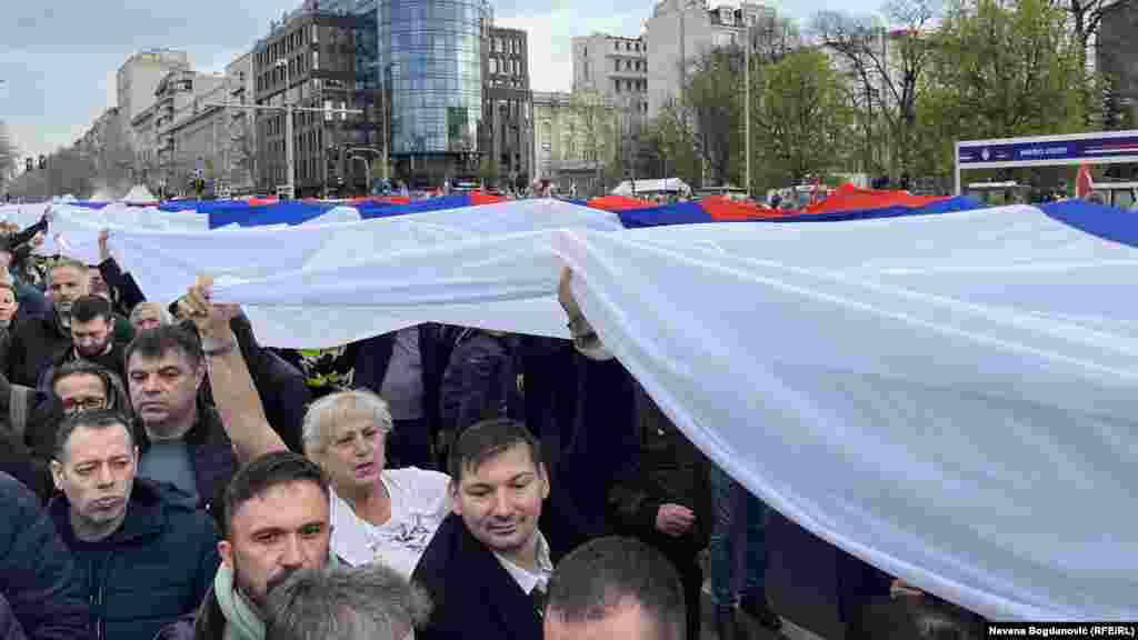 Skup pristalica vlasti u Beogradu počeo je defileom zastava, među kojima je i zastava Srbije duga 200 metara, za koju vlast tvrdi da je najveća u istoriji Srbije.