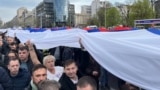 <p>Skup pristalica vlasti u Beogradu počeo je defileom zastava, među kojima je i zastava Srbije duga 200 metara, za koju vlast tvrdi da je najveća u istoriji Srbije.