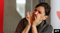 Parlamentara Pipaluk Lynge în timpul campaniei electorale din Groenlanda.