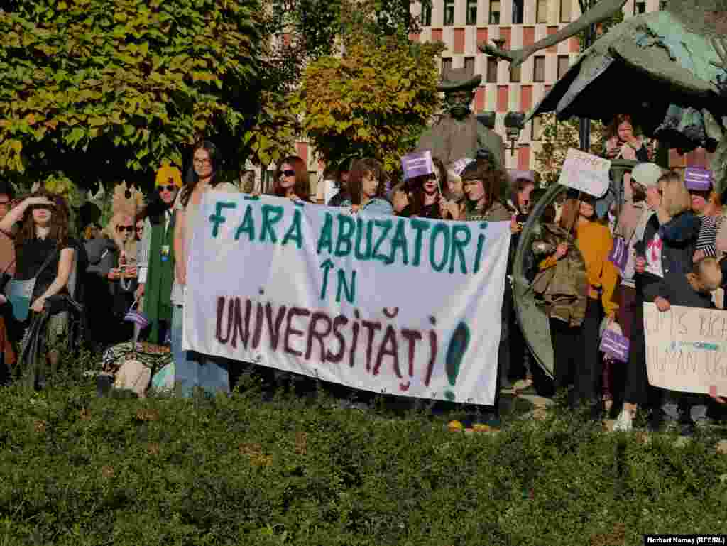 În ultimul an au fost expuse mai multe cazuri de abuzuri petrecute în universitățile românești, în care au fost implicate cadre didactice. În acest context, s-a cerut toleranță zero pentru orice formă de hărțuire sexuală. 