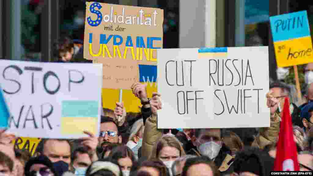 Протестиращи във Франкфурт, Германия, 26 февруари. На плакатите пише "Спрете войната" и "Путин, върви си".