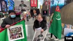 Türkmen aktiwistleri Nýu-Ýorkda protest bildirýär. TH-nyň suraty