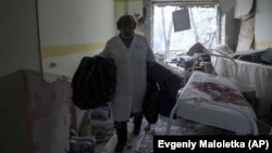 Наслідки обстрілу дитячої лікарні та пологового будинку в Маріуполі, 9 березня 2022 року