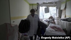 Медик у пошкодженому обстрілами військ РФ пологовому будинку у Маріуполі, 9 березня 2022 року