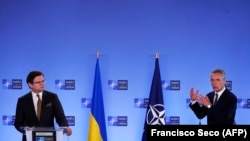 Міністр закордонних справ України Дмитро Кулеба (л) та генеральний секретар НАТО Єнс Столтенберґ