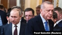 ولادیمیر پوتین و طیب اردوغان پس از مذاکرات پنجم مارس ۲۰۲۰ و هنگام ورود به کنفرانس خبری