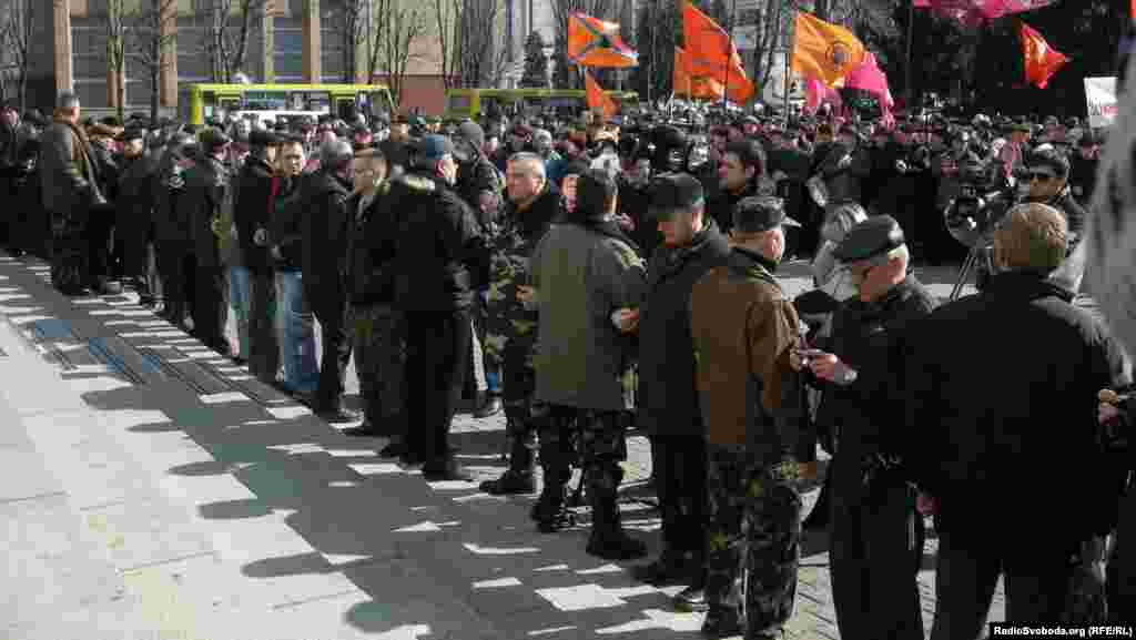 Воїни-інтернаціоналісти оточили вхід біля міськвиконкому, утворивши «живий ланцюг»