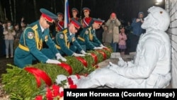 Spomenik u Noginsku, gradu istočno od Moskve, pod nazivom "Ne predajem se". Spomenik prikazuje ruskog vojnika u Ukrajini koji je ranjen u nogu. Prikazan je kako drži granatu nakon što je izvukao osigurač.