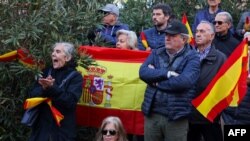 Susținători ai partidului de extremă-dreapta Vox cu steagurile naționale ale Spaniei în timpl unui protest antiguvernamental la Madrid, pe 27 noiembrie 2022